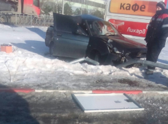 «Лада Приора» протаранила столб на АЗС в Волгограде, уходя от столкновения с автовозом