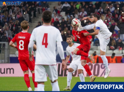 Красотки из Ирана, шокирующие падения и мужчины с голым торсом: яркие кадры матча Россия – Иран 