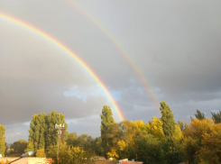 Двойная радуга посреди серого неба порадовала волгоградцев: видео