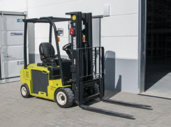 Сотрудника склада сбил коллега за рулем автопогрузчика под Волгоградом