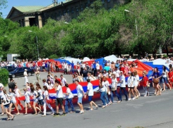 В Волгограде в День России развернут 85-метровый флаг