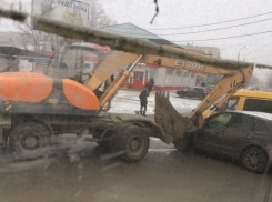 Экскаватор протаранил ковшом иномарку на севере Волгограда