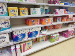 Волгоградка показала пустые полки магазинов с туалетной бумагой и полотенцами