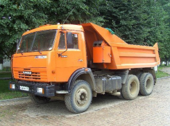 КамАЗ самовоспламенился в Волжском в разгар рабочего дня