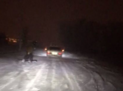 Катание волгоградца на привязанном к машине сноуборде попало на видео