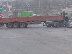 Многометровый КамАЗ перекрыл дорогу в Волгограде