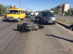 Девушка и молодой байкер пострадали из-за волгоградок на иномарках