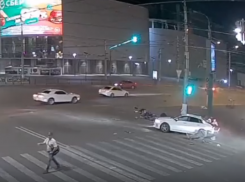 Появилось видео массовой аварии с Mercedes в центре Волгограда