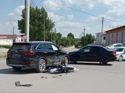 На асфальте лужа крови: массовое ДТП с байкерами произошло в Волгограде 