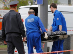 Врачи спасают пенсионера после падения с 3-го этажа на юге Волгограда 