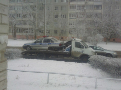 На юге Волгограда эвакуировали автомобиль ДПС