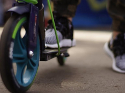 Водитель за рулем Ford в Волгограде сбил мужчину на электросамокате