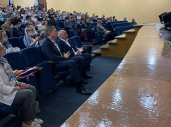 «Во время траура пиарятся на детях»: мэры Волгограда и Волжского в своё рабочее время сгоняют бюджетников на праймериз «Единой России»