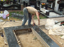 Житель Камышина спилил памятник с могилы сына и выгрузил его перед домом тещи