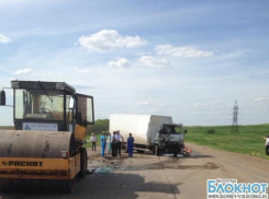 Фургон врезался в дорожный каток под Волгоградом: двое погибли