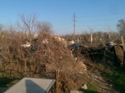 На Моторном кладбище в Волгограде мусор завалил могилы