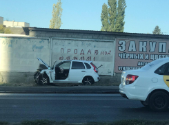 На Второй Продольной в Волгограде «Лада Калина» вылетела с дороги после ДТП с «Нивой»: собирается пробка