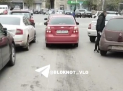 Машины заполнили центр Волгограда под знаком «парковка запрещена»