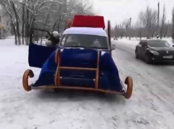 Современные сани-автомобиль с Дедушкой Морозом сняли на видео в Волгограде 