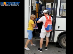 Как беспомощного инвалида пришлось вручную грузить в автобус в Камышине, сняли на видео