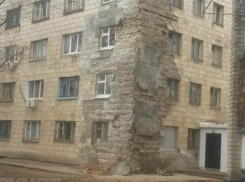 В Волжском молодая пара чудом не пострадала при падении обломка стены 