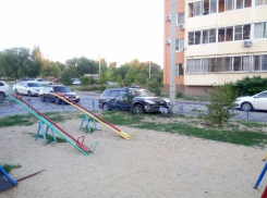Под Волгоградом пьяный водитель на иномарке влетел на детскую площадку