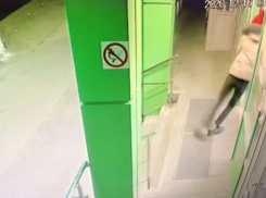 «Поработал с огоньком»: на видео попал «танцующий» налет на волгоградский алкомаркет