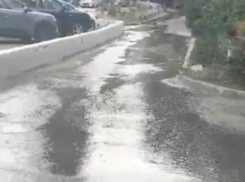 Прорыв трубы рядом с отделом полиции сняли на видео в Волгограде