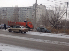 На юге Волгограда «КАМаз» протаранил ВАЗ-2112 и врезался в столб