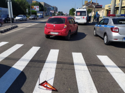 В Волгограде на пустой дороге женщину сбила иномарка: ДТП попало на видео