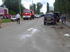 Женщина-водитель на Kia насмерть сбила велосипедиста и протаранила Land Rover под Волгоградом