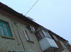 Жители многоквартирного дома на севере Волгограда опасаются быть раздавленными глыбой льда