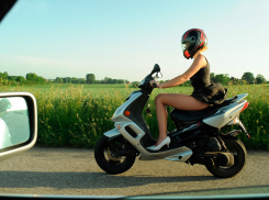 Скутеристка опрокинулась в кювет на плотине под Волгоградом 