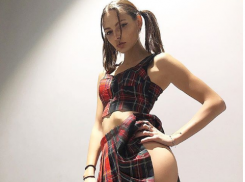 Экс-«серебряная» волгоградка предстала в образе игривой школьницы