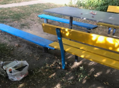 Жительница Фролово не может справиться с подростками, замусорившими двор, восстановленный силами жильцов