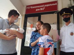 Среагировал мгновенно: волгоградский полицейский в «час пик» помог роженице 