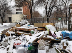 Чиновники решили объяснить волгоградцам на пальцах, почему их перевели на единого мусорного оператора