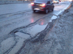 В Волгограде подрядчик заплатит водителю за разбитое Volvo на поврежденном асфальте