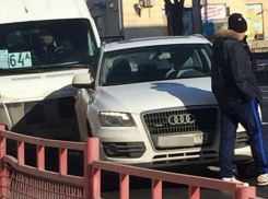 Audi с московскими номерами столкнулась с маршруткой №64А в Волгограде