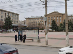 Труп нашли на остановке в Волгограде