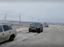 Волгоградцы устроили вынужденный ралли-рейд на замерзшей дороге