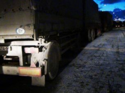 Ночью под Волгоградом мужчина погиб, зажатый двумя грузовиками