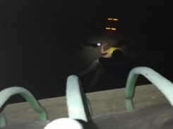 Девушка выпала из окна второго этажа в центре Волгограда