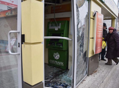 Волгоградец выбил дверь в Сбербанке и был задержан