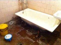 В Урюпинской ЦРБ потолки и стены покрылись плесенью