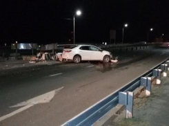 Под Волгоградом 40-летний водительToyota Corolla влетел в бетонный блок