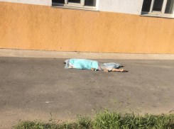 Молодая женщина насмерть разбилась при падении из окна на севере Волгограда