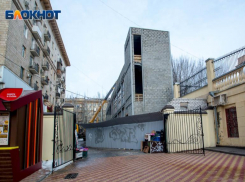 Более 17 тысяч волгоградцев призывают к тому, чтобы снести скандальный фуд-корт семьи председателя гордумы Владлена Колесникова