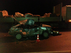 Под Волгоградом пьяный водитель без прав на ВАЗ-2109 столкнулся с грузовиком: 1 погиб 