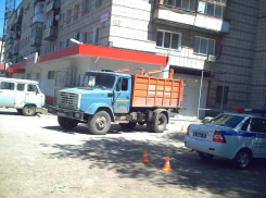 Водитель грузовика сбил 48-летнюю волгоградку, двигаясь задним ходом